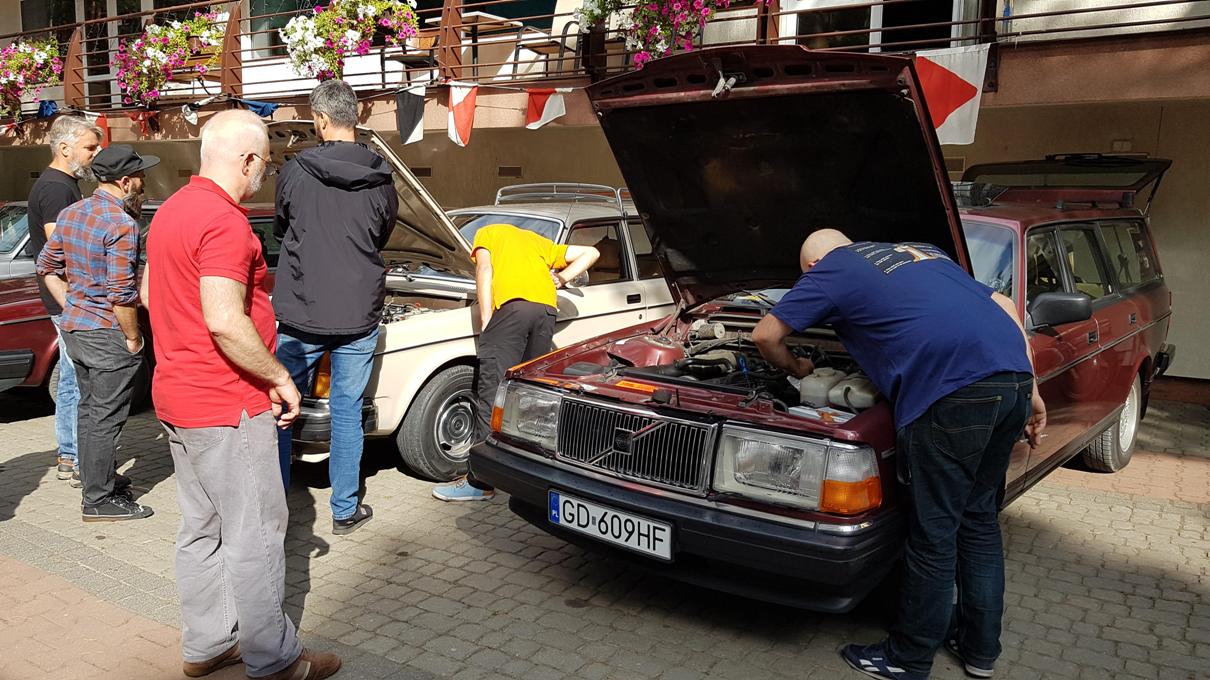 Drobne naprawy wykonywane były w skupieniu za pomocą narzędzi ...