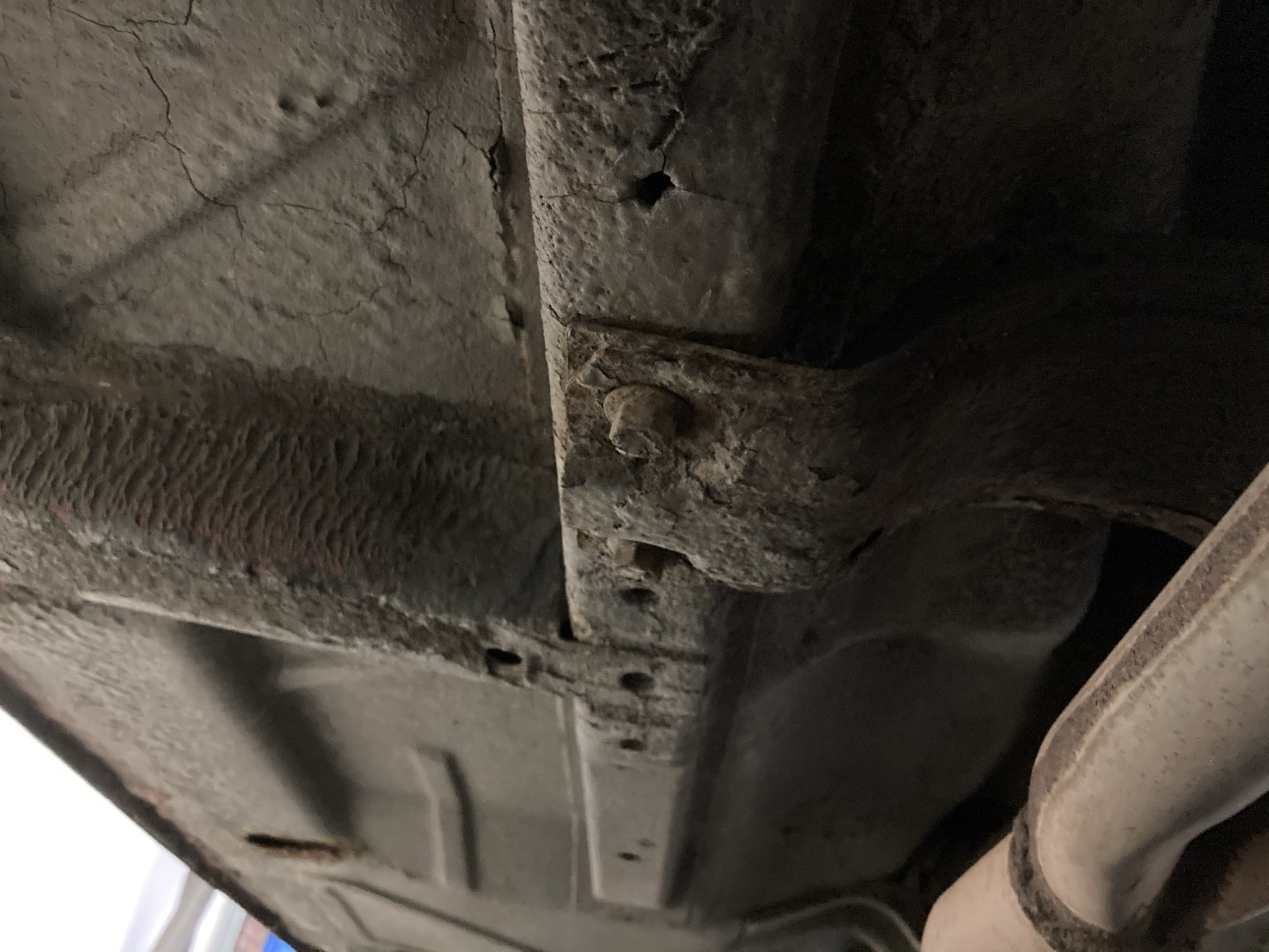 Jak widać, po lewej jest rdzawy otwór - na szczęście nie na wylot, tym chcę się zająć, a właściwie poradzić się u blacharza.