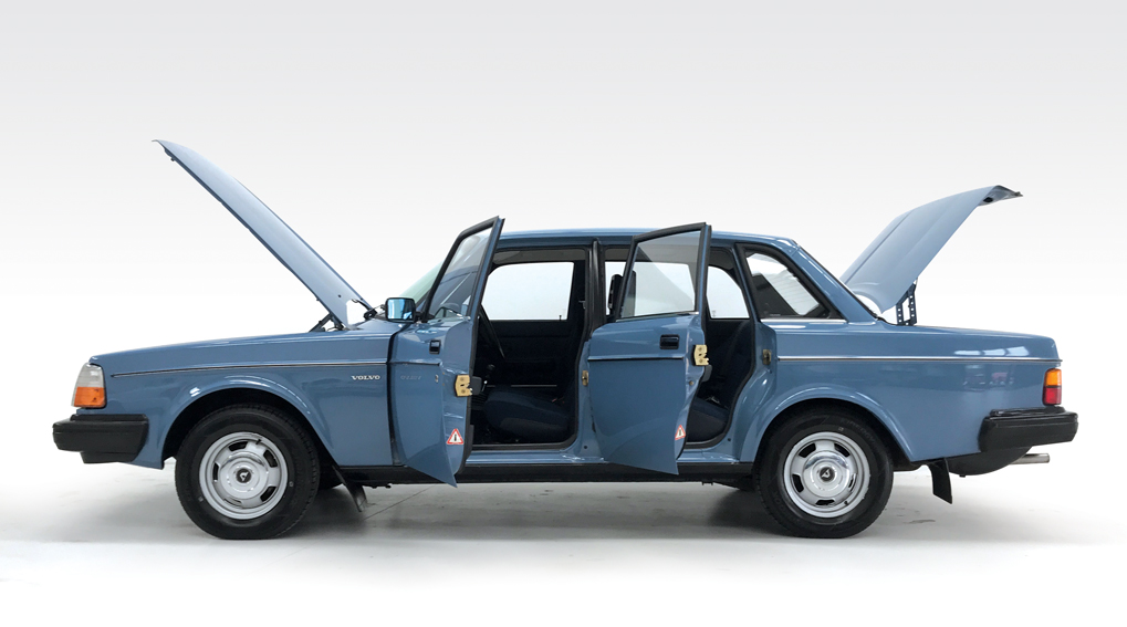 1981-Volvo-240-DL-allopen.jpg