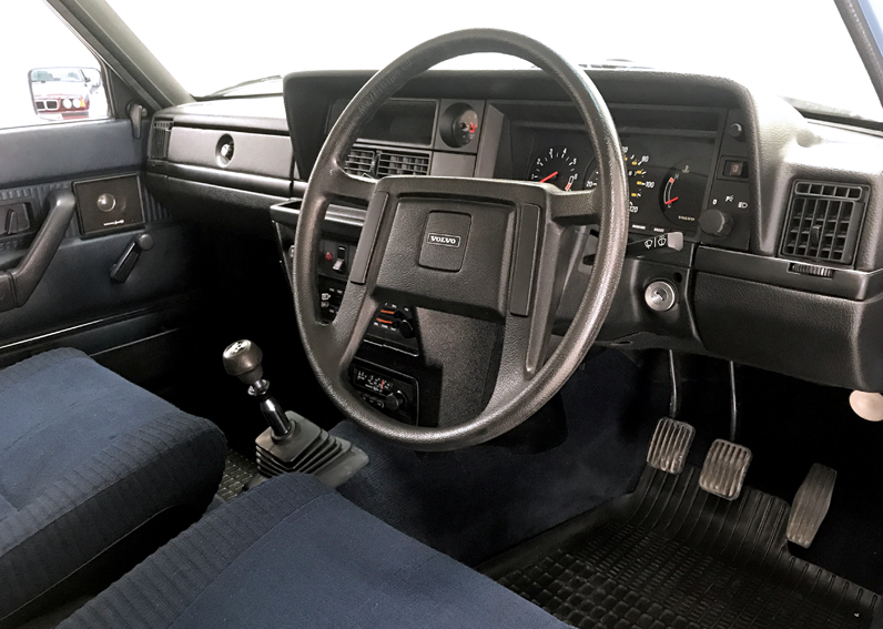 1981-Volvo-240-DL-dash.jpg