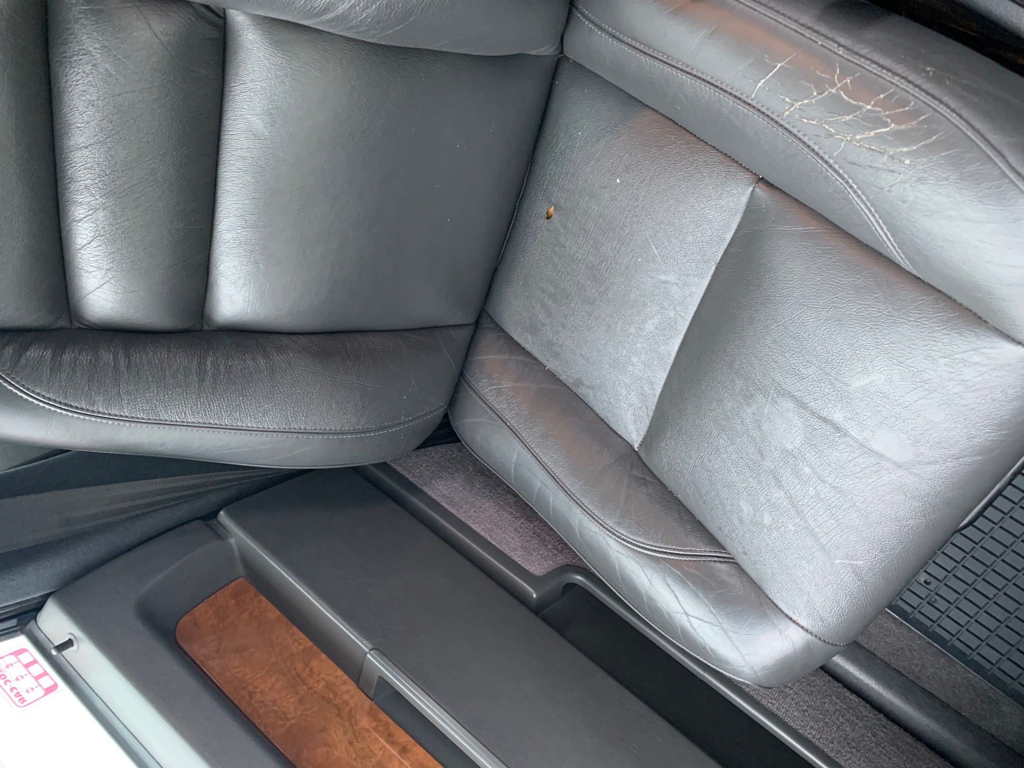 Fotel pasażera przed wymianą skór