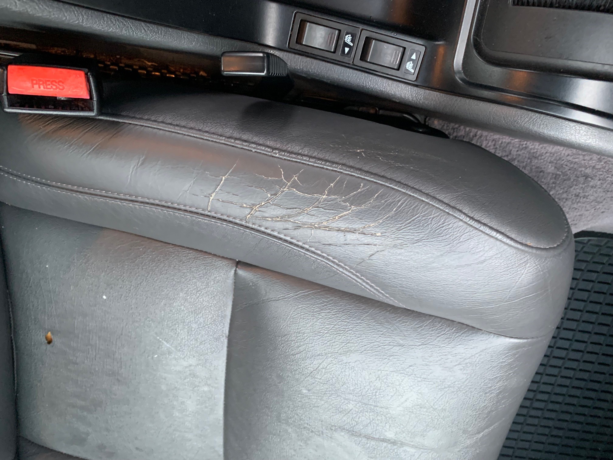 Fotel pasażera z dziurą i wytartą krawędzią siedziska