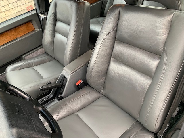 Przednie siedzenia po wymianie skór